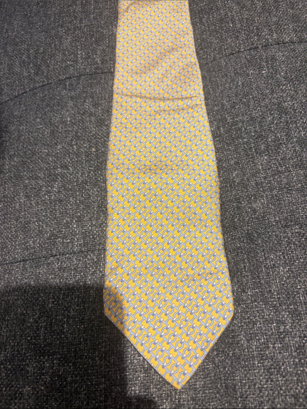 Men’s yellow silk tie with pattern